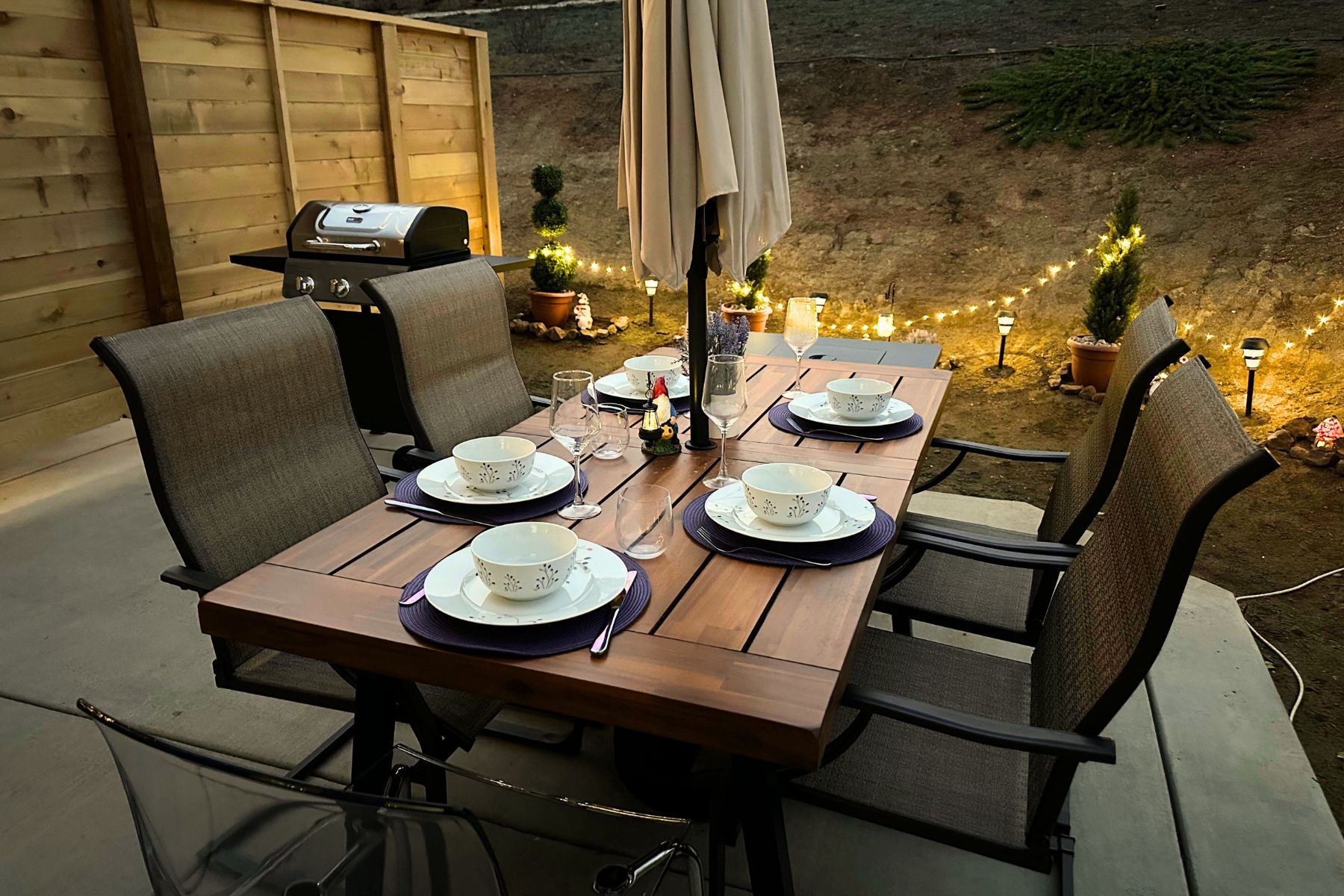 Outdoor dining and patio scene at Amethyst Heights